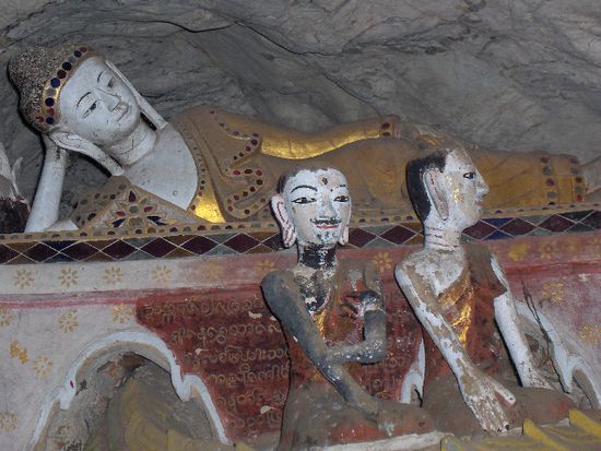 Liegender Buddha mit langen Ohren