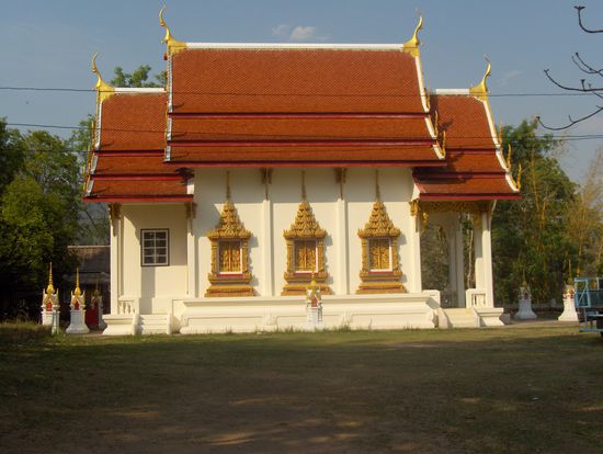 Tempel zu Fuessen des weissen Buddhas