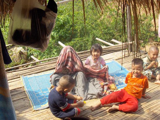Kinder der AKHA in weniger traditioneller Kleidung