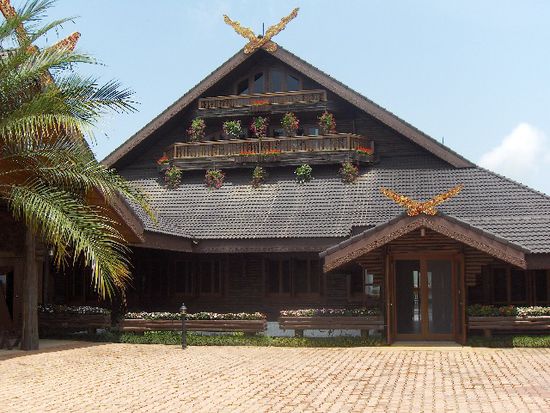 Ausser die traditionelle Goldkreuze am Giebel, ist es ein Schwiizerchalet
