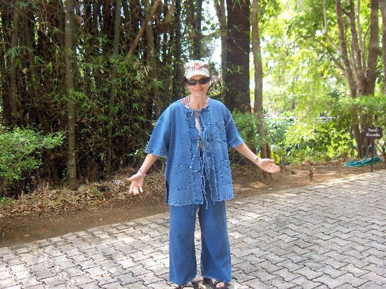 Schulter- und Beinfrei geht natuerlich gar nicht.....
Doris als Tourischreck vor dem Palast der verstorbenen Koenigsmutter