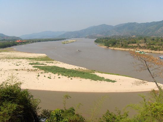 Bild auf das Triangle, links des Flusses Myanmar, rechts Laos, wir stehen auf Thai-Boden...noch!