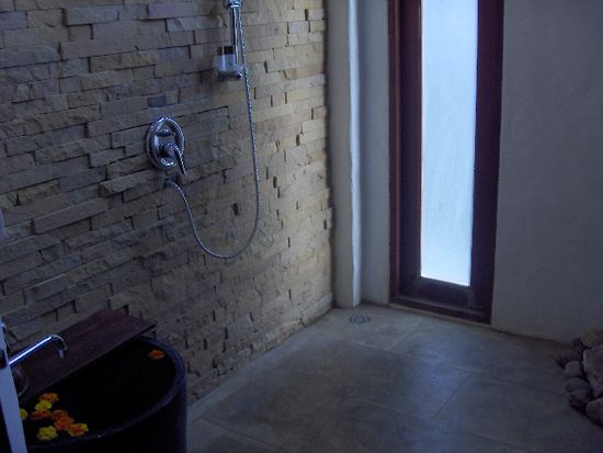 Die Dusche, Wasser via Brause, oder via Wasserfall quasi "durch die Blume"
