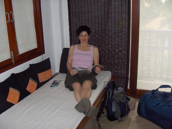 Cheffin beim Lesen der Spa-Angeboten