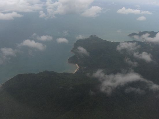 Landeanflug auf Koh Samui unter uns die Insel Koh Pangan. Das Wetter war da noch annehmbar......