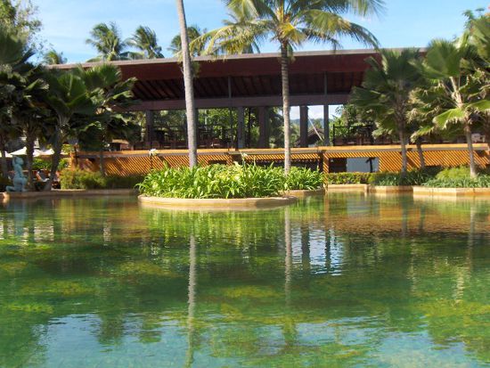Der Pool, im Hintergrund oben das Full Moon Restaurant. Unten die Poolbar
