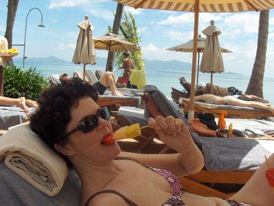 Kleine Erfrischung gefällig? Mit frischen Fruechten, diese wurden einem am Pool kostenlos serviert. Auch wurden "Erfrischungstuechli" gereicht. Sehr Vornehm eben. Habe ich schon erwaehnt, dass das Hotel "Anantara" heisst und 5 Sterne hat.