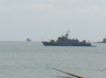 Ein Marineschiff vor dem hauseigenen Strand. Es Schuetzt den König vom Wasser aus, hinter dem Hotel sah das Ganze noch gefährlicher aus.