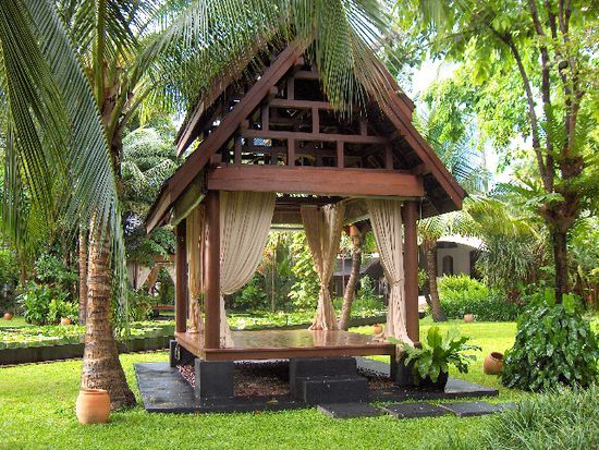 Im Garten stehen zwei solche Pavillon's in welchen man sich massieren lassen konnte, gegen Abend wurde dann feierlich getischt und man konnte mit seinem Schatz ein gediegenes Dinner darin einnehmen. Wenn man nicht massiert wird oder nicht gerade darin was essen mag, so kann man sich auch einfach hinlegen und die Zeitungen, welche dort aufliegen durchstöbern.