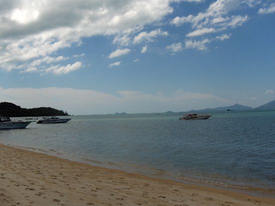 Einige Speedboats waren immer vor Ort. Das Motorengeräusch war erträglich und tat dem schönen Strandleben keinen Abbruch.