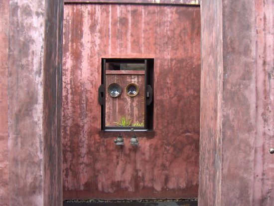 Durch das Labyrinth rechts oder links.. ist egal...