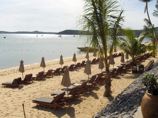 Gratisliegestühle am Hauseigenen Strandabschnitt. Die Gäste sind für dieses Foto schnell aus dem Bild gegangen.