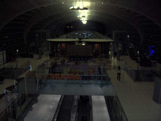 Hallo Bangkok....
Wir sind also im neuen Flughafen in Bangkok. Das Ganze empfinde ich als eher steril und unwirklich. Die Beschilderung der Gates hingegen war sehr gut.
Zuwenig Raucherrooms hat er jedoch zweifelsfrei der Neue, Gottseidank habe ich nur noch wenige Zigis in der Tasche und kann mir somit die langen Wege ersparen....