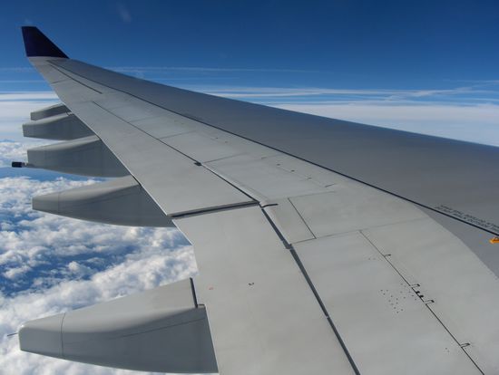 Über den Tragflächen aber vorallem über den Wolken fliegen wir durch die lange Nacht in welcher uns freundlicherweise die vor 3 Wochen gestohlenen 5 Stunden wieder zurückgegeben werden. Bis.....