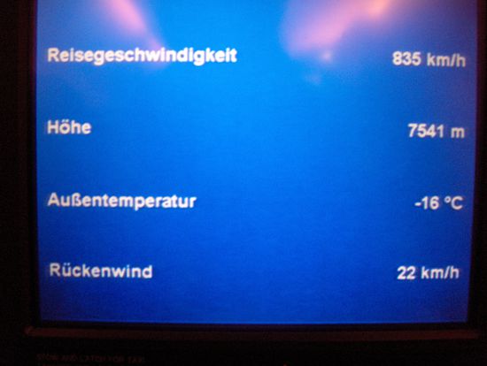 In der Nacht ca. 30 Minuten nach dem Start immer noch im Steigflug.