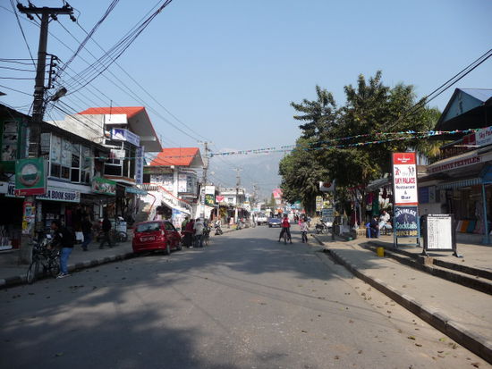 ...die Straßen von Pokhara (auf denen einem regelmäßig Kühe entgegenkommen, als würden sie mal schnell Shoppen)