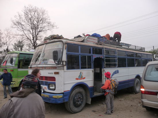 ...unser Bus, Gepäck auf dem Dach