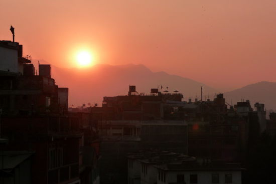 ...Blick von der Dachterrasse im Om Tara in Kathmandu