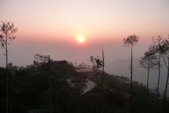 Sonnenuntergang in Nargakot- irgendwo in dieser Richtung liegt der Everest