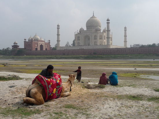 ...das Taj Mahal vom Fluß aus