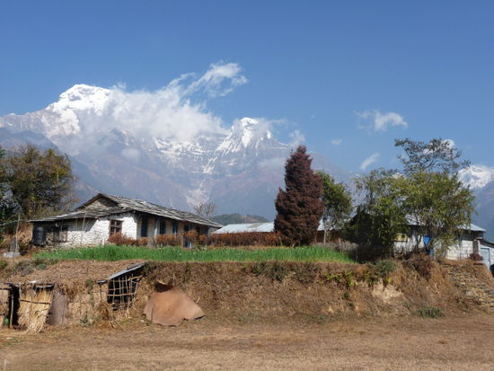 ...Ghandruk- im Hintergrund die Berge
