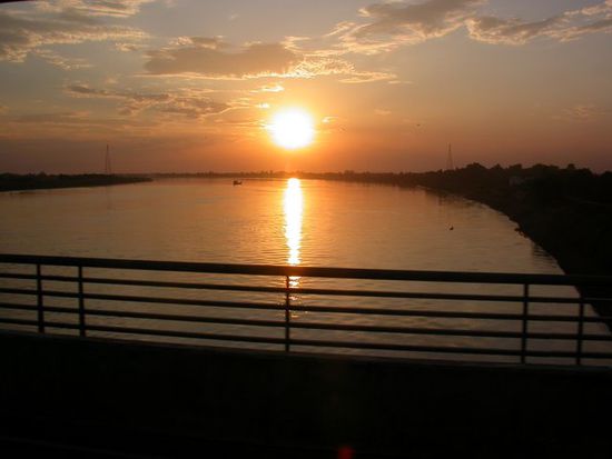Sonnenuntergang auf der Friedensbrücke zwischen Thailand und Laos
