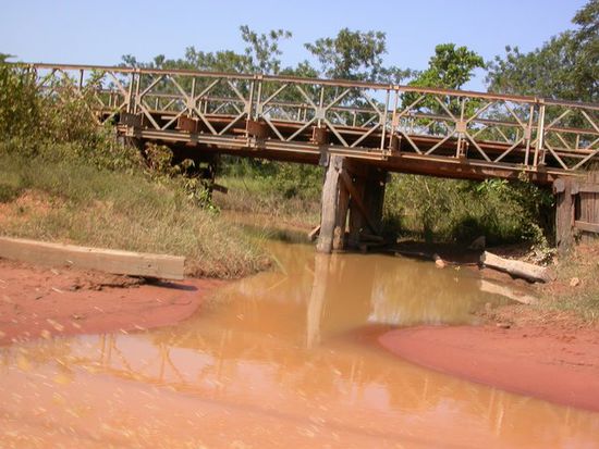 Hier gehts nur mehr neben der Brücke direkt durchs Flußbett
