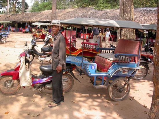 Mein TukTuk Driver vor den typischen Garküchen Restaurants