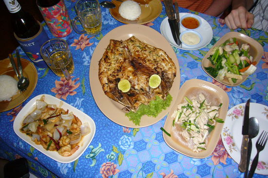 Nein, dass hab ich nicht alles allein essen wollen, wir haben uns aber dennoch fuerchterlich ueberfressen - die Gruene-Chilli-Suppe vorneweg war allerdings das Highligt des Abends