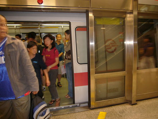 tja, und so schauts dann aus, wenn eine Bahn eingefahren ist, da öffnen sich dann die Türen vor den Türen...