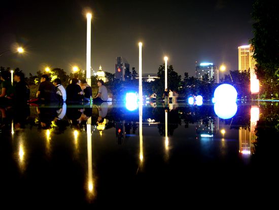 nächtliche Kulisse vor dem Theater