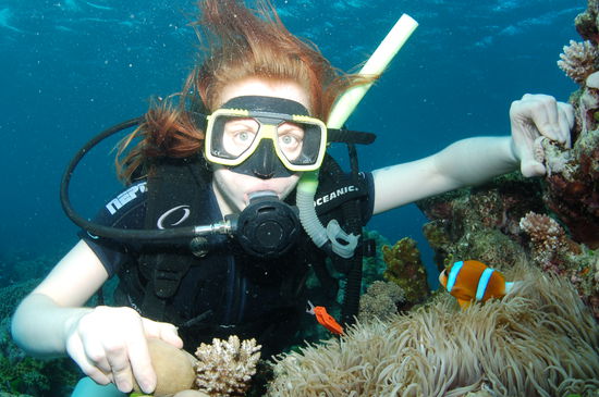 man muss dabei doof schaun und die Unterwasserwelt beruehren, das fand ich ja nich so dolle...aber so seh ich unter Wasser wohl aus...hahahahahaha