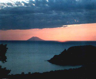 Blick von unserem Haus unterhalb Coccorinos auf Capo Vaticano und Stromboli
