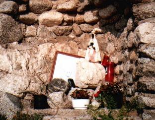 Schwarze Madonna in Felsgrotte am Meer