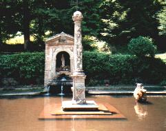 Teich mit Marienfigur und einer Figur des Hl. Bruno