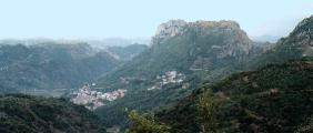Schroffe Felsen und kleine Ortschaften durchziehen das Gebirge