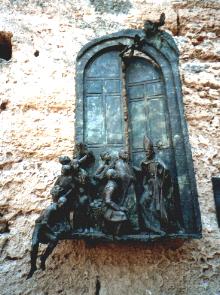 Heiligenfiguren am Domfenster in Gerace