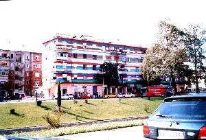 Am "Tirana-River" gelegene Wohnhäuser