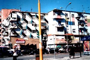 Auf Tiranas Straßen herrscht reges Treiben