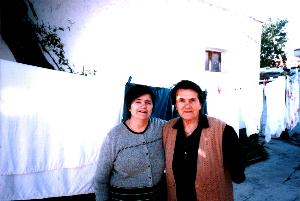 Mutter und Schwester in Korca
