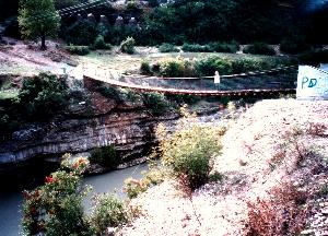 Hängebrücke über den Fluss Vjose
