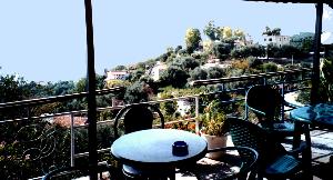 Straßenrestaurant in Lukova mit Blick auf die albanische Riviera