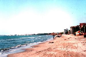 Durres: Strand mit Hotels, Restaurants, Cafés