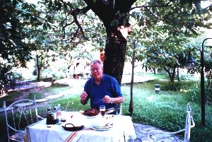 Shkodra: Gartenrestaurant Legjenda