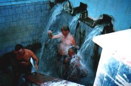 Wassermassagen im Schwefelbecken