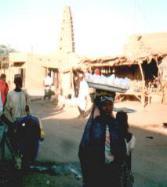 Straße in Agadez, im Hintergrund die Moschee
