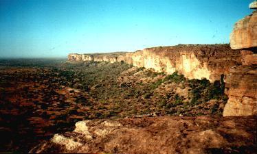 Blick vom Plateau auf die Falaise von Bandiagara und die Gondo-Ebene