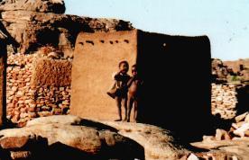 Kinder in Benimato