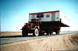 Ein Kenwood-Truck transportiert die Fertighäuser der Ölcamps