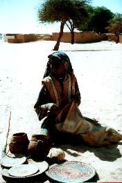 Ein Tubu-Mädchen verkauft uns Souvenirs
